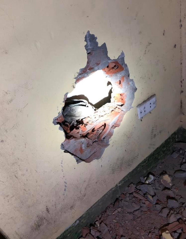 Bé trai sơ sinh còn nguyên dây rốn mắc kẹt giữa khe tường, nghi bị mẹ ném-2