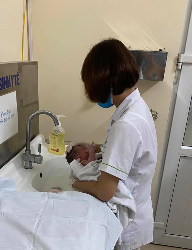 Bé trai sơ sinh còn nguyên dây rốn mắc kẹt giữa khe tường, nghi bị mẹ ném-3