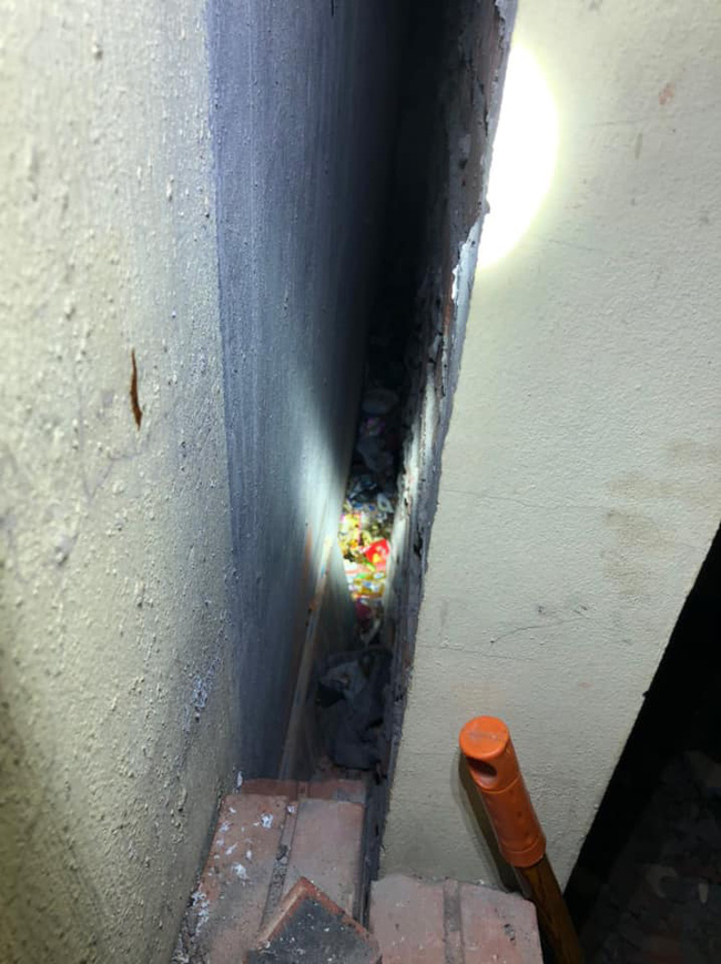 Bé trai sơ sinh còn nguyên dây rốn mắc kẹt giữa khe tường, nghi bị mẹ ném-4