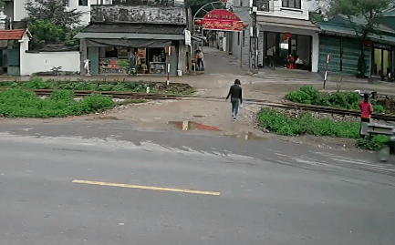 Thà lao qua mũi tàu hỏa còn hơn đứng đợi, cô gái gây ra cảnh tượng khiến tất cả đứng tim-1