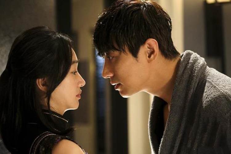 Đến nhà anh họ chạy việc cho vợ, tôi chết lặng nghe giọng nói phát ra từ nhà tắm-1