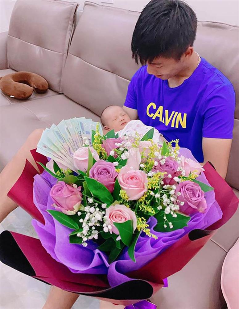 Vừa làm ông bố trẻ được ít lâu, Phan Văn Đức có hành động bất ngờ khiến vợ phải thốt lên vì còn là người chồng tâm lý-1