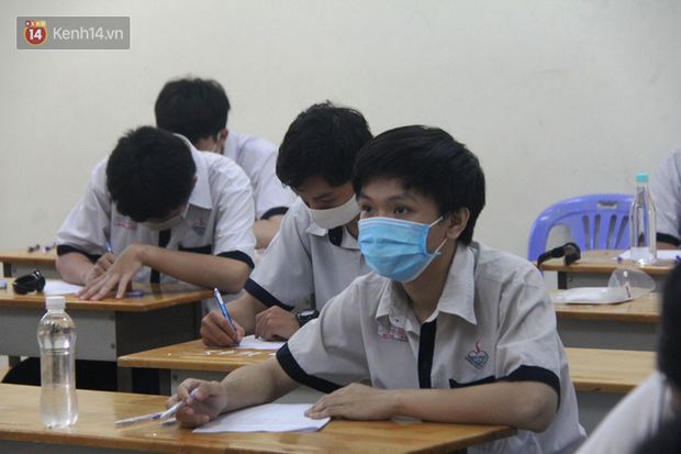 Tỉnh đầu tiên hoàn thành chấm thi tốt nghiệp, 96% bài Ngữ văn trên trung bình, 186 bài 9 điểm trở lên-1