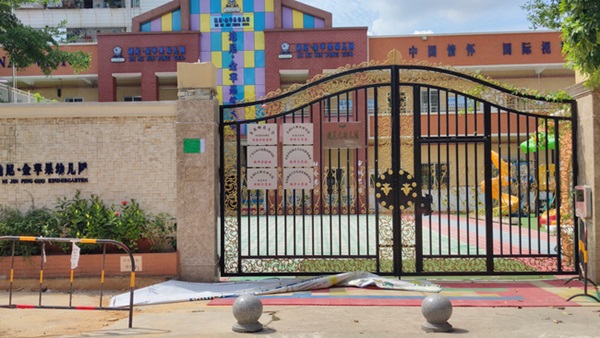 Mẹ được báo con về trễ 30 phút, khi xem lại camera giám sát không thể tin vào mắt mình, hé lộ hành động vô tâm của cô giáo-1