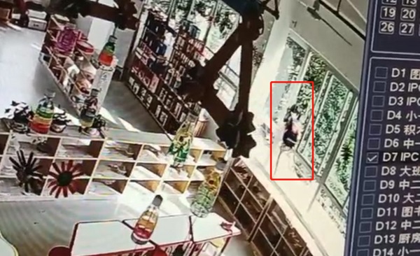 Mẹ được báo con về trễ 30 phút, khi xem lại camera giám sát không thể tin vào mắt mình, hé lộ hành động vô tâm của cô giáo-2