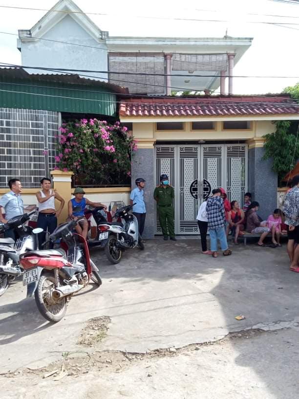 Dân đưa giường chiếu nằm trước cổng nhà nguyên Phó trưởng công an huyện để đòi lại tiền mua đất-2