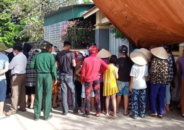 Dân đưa giường chiếu nằm trước cổng nhà nguyên Phó trưởng công an huyện để đòi lại tiền mua đất-3