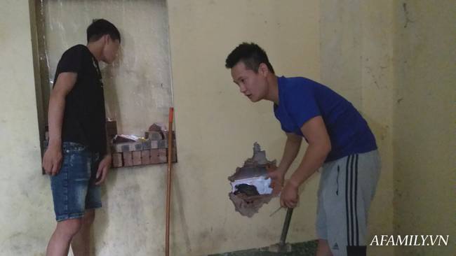 Người khoan tường giải cứu bé sơ sinh nghi bị mẹ ném trong khe tường: Phải lấy chổi ngăn vữa không rơi vào, cháu còn đỏ hỏn vẫy tay nhìn rất xót-3