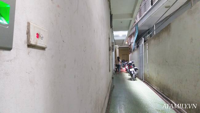 Người khoan tường giải cứu bé sơ sinh nghi bị mẹ ném trong khe tường: Phải lấy chổi ngăn vữa không rơi vào, cháu còn đỏ hỏn vẫy tay nhìn rất xót-6