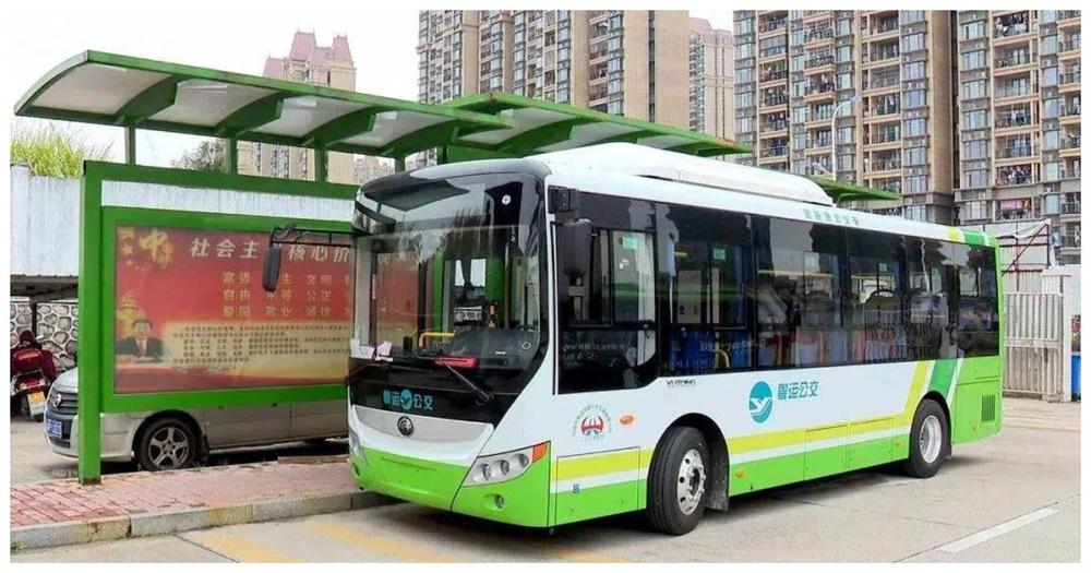 Cách hành xử của một bé gái 4 tuổi trên xe buýt khiến hành khách phải run sợ: Tuổi còn nhỏ mà sao dã man vậy?-1