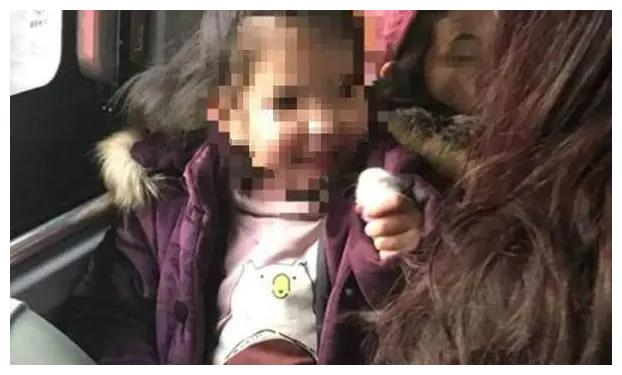 Cách hành xử của một bé gái 4 tuổi trên xe buýt khiến hành khách phải run sợ: Tuổi còn nhỏ mà sao dã man vậy?-2