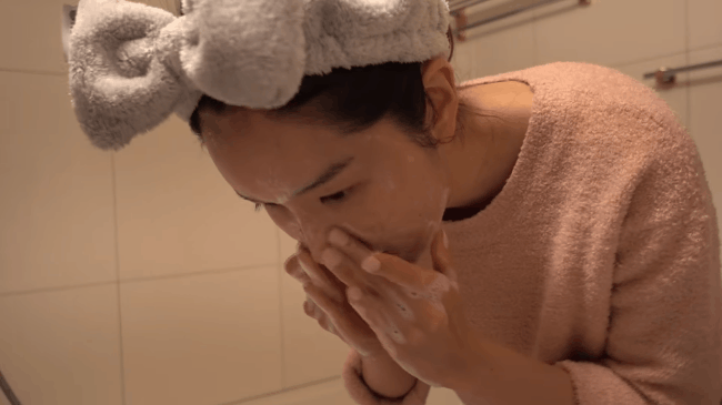 Nhìn clip hướng dẫn rửa mặt đúng cách, chị em nào cũng tá hỏa vì từ trước tới giờ đều làm sai-4