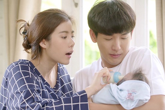 Ly hôn 5 năm vợ cũ bỗng đẻ con trai giống hệt mình, tôi đến thăm dò thì giật thót nghe bác giúp việc tiết lộ