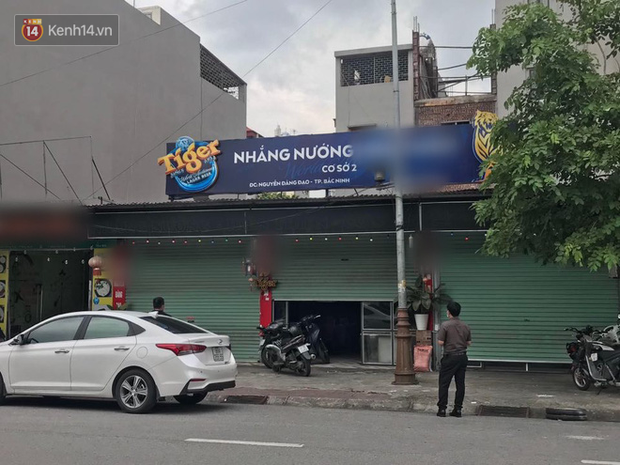 Vụ cô gái quỳ trong quán nướng: Chủ quán nói khách hàng mang giun sán đến rồi đăng tải lên mạng, tự quỳ gối xin lỗi”-1
