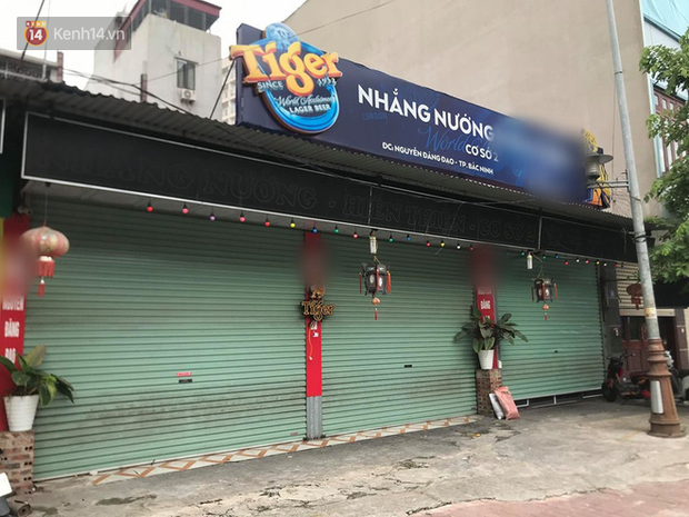 Vụ cô gái quỳ trong quán nướng: Chủ quán nói khách hàng mang giun sán đến rồi đăng tải lên mạng, tự quỳ gối xin lỗi”-2