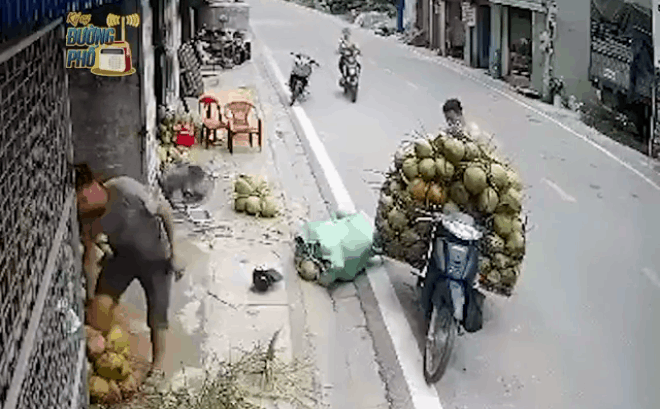 Cô gái đâm thẳng vào xe chở dừa khiến 2 người đàn ông đứng hình, camera bóc hành động lạ trước đó-1