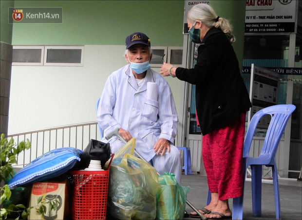 Thêm 1 bệnh viện ở Đà Nẵng được gỡ phong tỏa, các y bác sỹ vỗ tay vui mừng-5