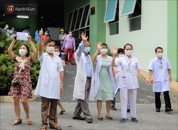 Thêm 1 bệnh viện ở Đà Nẵng được gỡ phong tỏa, các y bác sỹ vỗ tay vui mừng-3