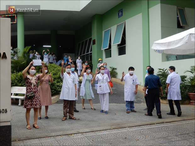 Thêm 1 bệnh viện ở Đà Nẵng được gỡ phong tỏa, các y bác sỹ vỗ tay vui mừng-2