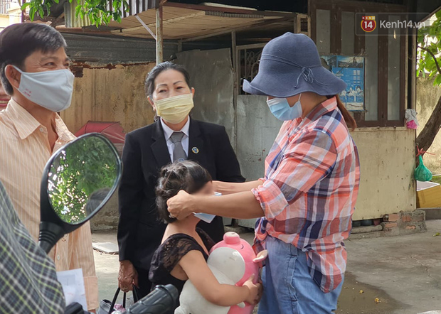 Gã người tình của mẹ bạo hành bé gái 7 tuổi, ông ngoại nuôi nghẹn ngào tại tòa: Mẹ nó đã bỏ rồi, mình không thương sao được-8