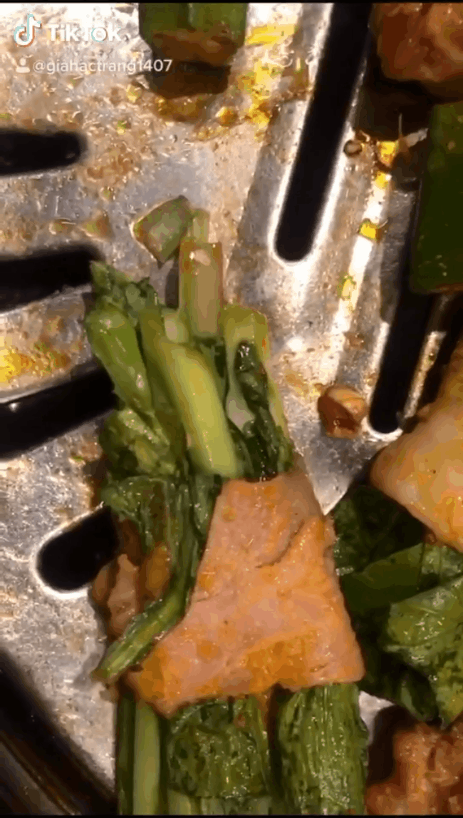 Đi ăn đồ nướng cho hợp trời mát mẻ, thực khách nín thở khi thấy chú sâu béo trắng muốt bò trên thịt nhanh thoăn thoắt như đua xe-1