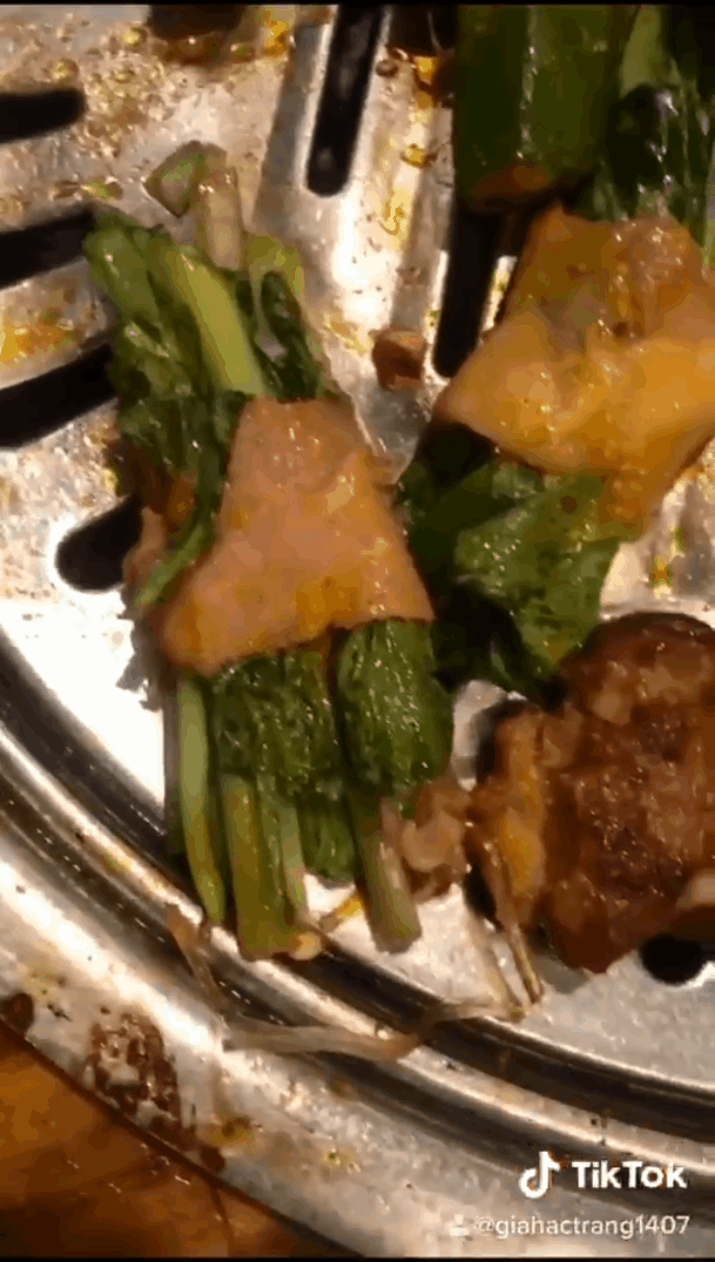 Đi ăn đồ nướng cho hợp trời mát mẻ, thực khách nín thở khi thấy chú sâu béo trắng muốt bò trên thịt nhanh thoăn thoắt như đua xe-2