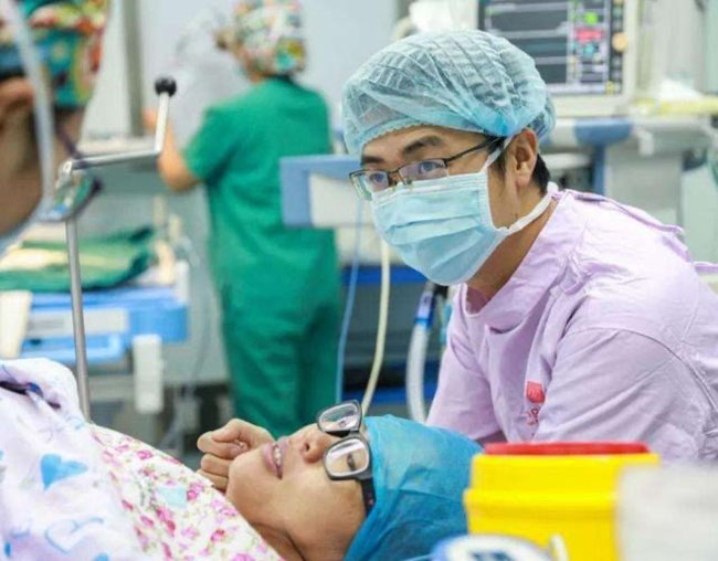 Vợ hạ sinh cặp quý tử đôi sau 4 tiếng đau đẻ chết đi sống lại, chồng hỏi đúng một câu lạnh lùng khiến chị quỵ ngã-2