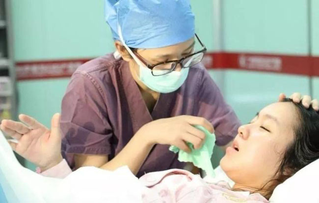 Vợ hạ sinh cặp quý tử đôi sau 4 tiếng đau đẻ chết đi sống lại, chồng hỏi đúng một câu lạnh lùng khiến chị quỵ ngã-1