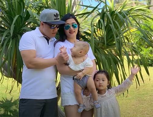 Đang đẻ nghe bác sĩ nói một câu, cô gái Việt ngồi bật dậy lôi con ra khỏi bụng-2