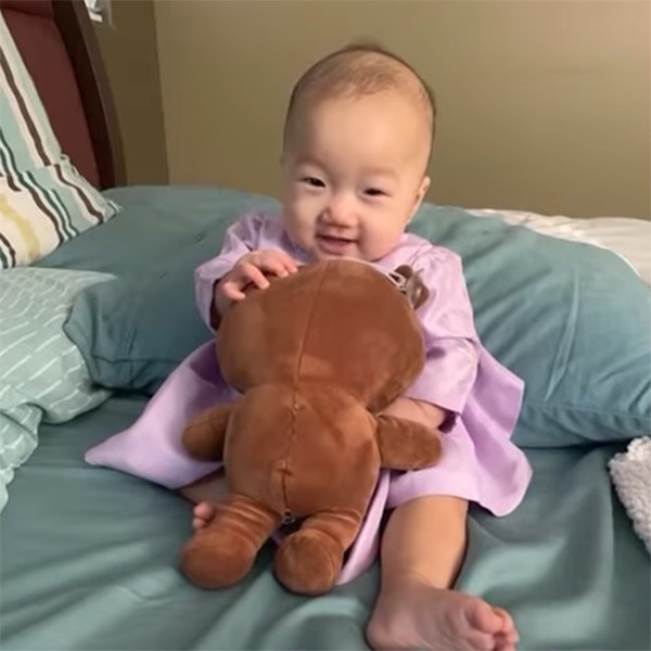 Đang đẻ nghe bác sĩ nói một câu, cô gái Việt ngồi bật dậy lôi con ra khỏi bụng-3