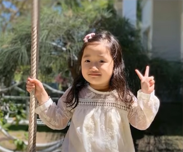 Đang đẻ nghe bác sĩ nói một câu, cô gái Việt ngồi bật dậy lôi con ra khỏi bụng-4