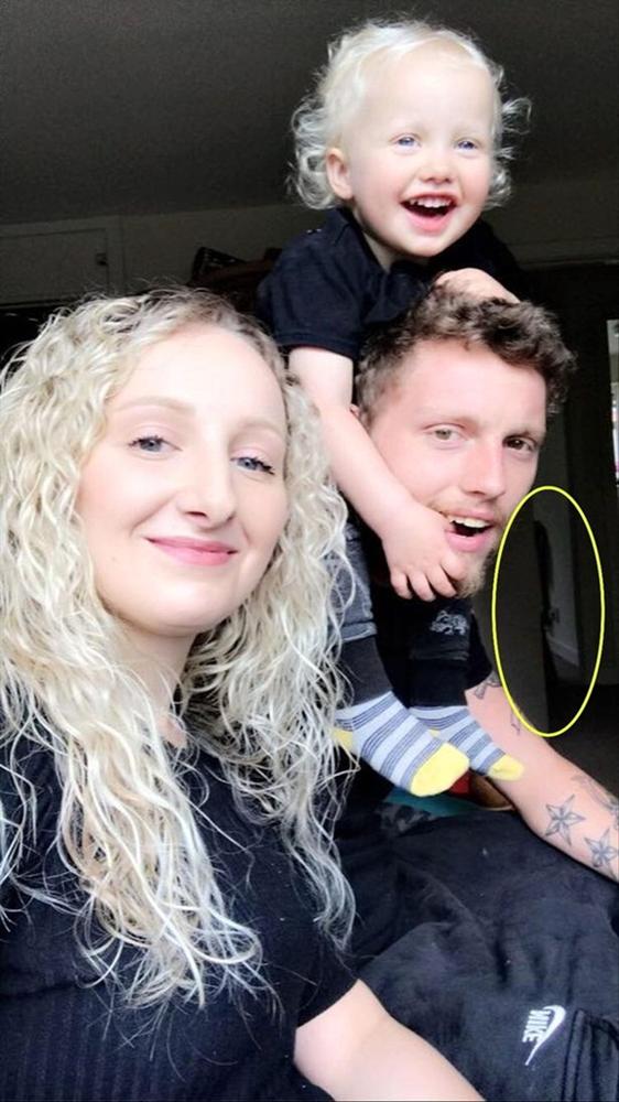 Chụp ảnh gia đình hạnh phúc trong phòng con trai nhỏ, mẹ sởn tóc gáy khi phát hiện chi tiết kỳ quái và một loạt chuyện bất thường-1