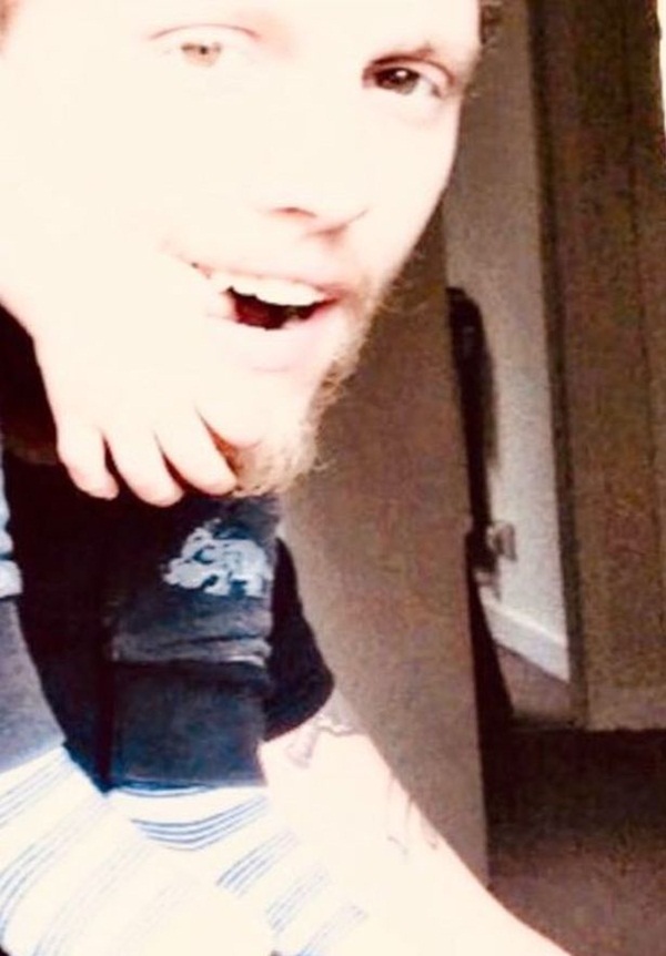 Chụp ảnh gia đình hạnh phúc trong phòng con trai nhỏ, mẹ sởn tóc gáy khi phát hiện chi tiết kỳ quái và một loạt chuyện bất thường-2