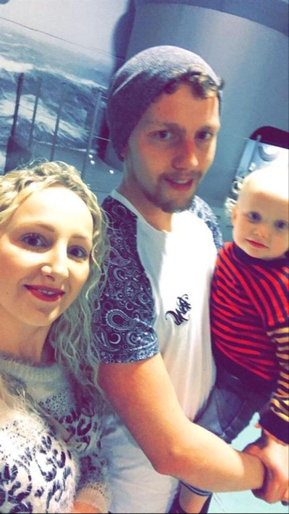 Chụp ảnh gia đình hạnh phúc trong phòng con trai nhỏ, mẹ sởn tóc gáy khi phát hiện chi tiết kỳ quái và một loạt chuyện bất thường-3