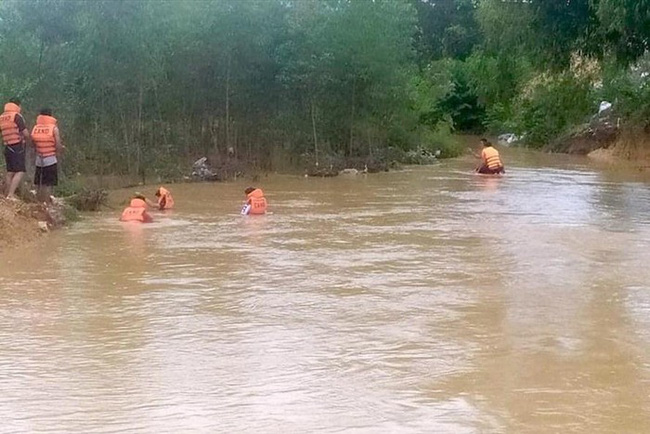 Vụ ô tô bị lũ cuốn trôi khi đi qua đập tràn ở Vĩnh Phúc: Tìm thấy thi thể người mẹ-1