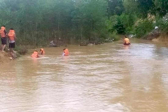 Vụ ô tô bị lũ cuốn trôi khi đi qua đập tràn ở Vĩnh Phúc: Tìm thấy thi thể người mẹ