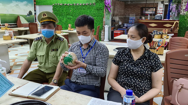 Bắt cô gái quỳ xin lỗi vì bóc phốt” thức ăn có sán: Quán nướng bị cơ quan chức năng kiểm tra, phát hiện hàng loạt sai phạm ngay trong đêm-5