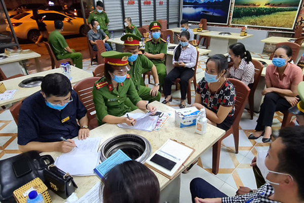 Vợ chồng chủ quán nướng bắt nữ khách hàng quỳ gối xin lỗi vì bóc phốt đồ ăn có sán ở Bắc Ninh khai gì với công an?-4