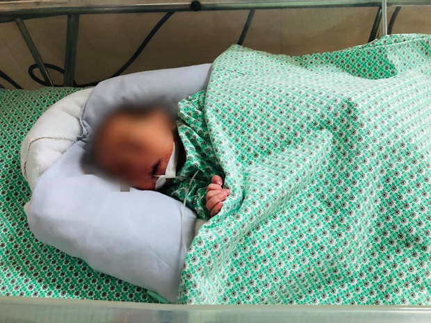Diễn biến mới nhất về sức khoẻ của cháu bé sơ sinh bị bỏ rơi trong khe tường hẹp giữa 2 ngôi nhà-3