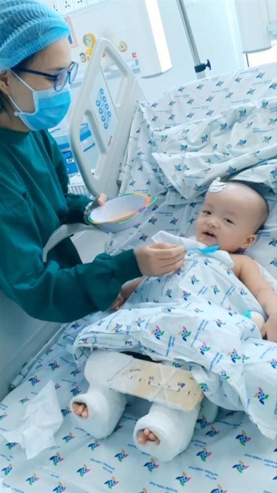 Trúc Nhi - Diệu Nhi háo hức ăn bát cháo đầu tiên sau ca mổ tách rời-1