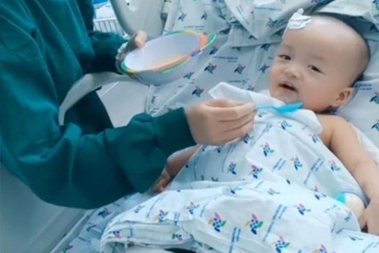 Trúc Nhi - Diệu Nhi háo hức ăn bát cháo đầu tiên sau ca mổ tách rời
