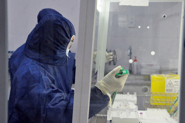 Ảnh, clip: Bệnh viện E phong tỏa trong đêm, chuẩn bị kịch bản xấu nhất-11