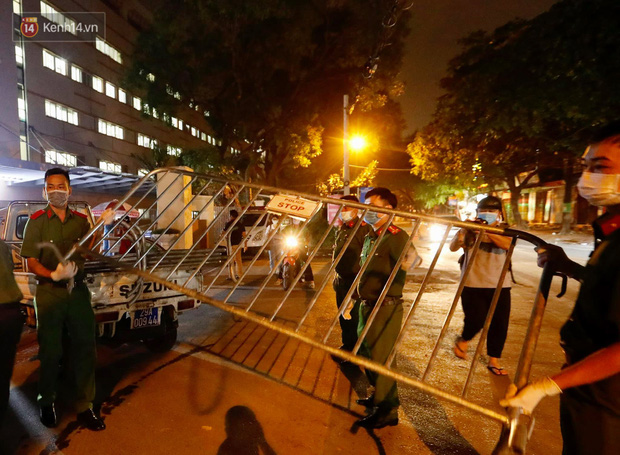 Ảnh, clip: Bệnh viện E phong tỏa trong đêm, chuẩn bị kịch bản xấu nhất-2