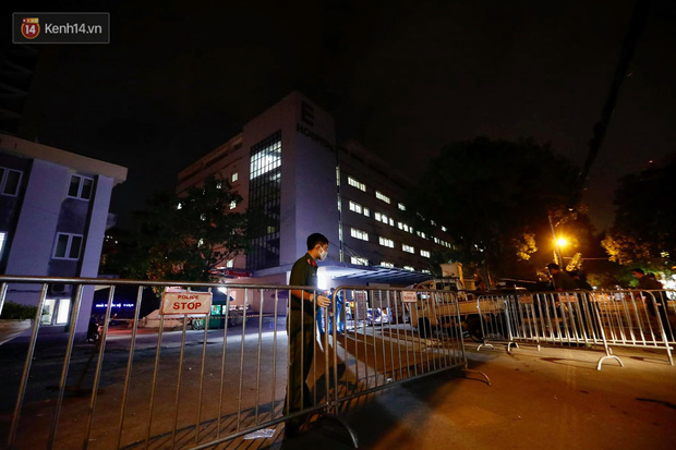 Ảnh, clip: Bệnh viện E phong tỏa trong đêm, chuẩn bị kịch bản xấu nhất-3