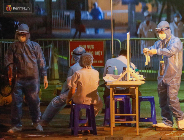 Ảnh, clip: Bệnh viện E phong tỏa trong đêm, chuẩn bị kịch bản xấu nhất-4