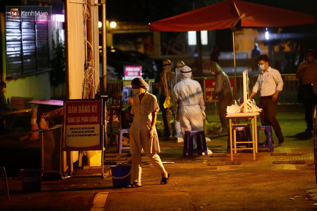 Ảnh, clip: Bệnh viện E phong tỏa trong đêm, chuẩn bị kịch bản xấu nhất-5