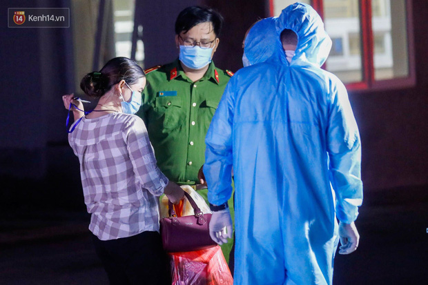 Ảnh, clip: Bệnh viện E phong tỏa trong đêm, chuẩn bị kịch bản xấu nhất-9