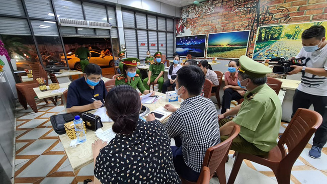 Vợ chồng chủ quán nướng bắt nữ khách hàng quỳ gối xin lỗi vì bóc phốt đồ ăn có sán ở Bắc Ninh khai gì với công an?-3