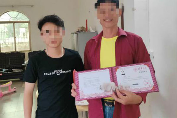 Bị gọi lên bảng bất ngờ, nam sinh mang theo một thứ khiến dân mạng phì cười-2