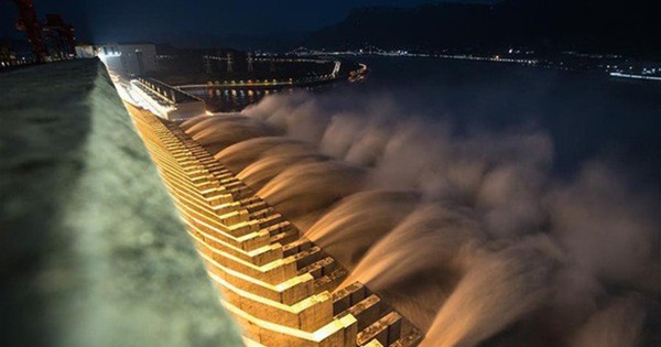 Đập Tam Hiệp lần đầu mở toàn bộ 10 cửa xả, nước lũ cuồn cuộn đổ ra-1